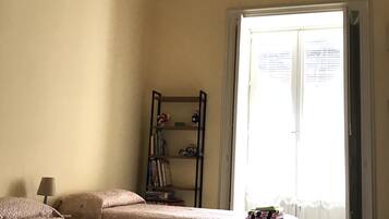 5 chambres, bureau, chambres insonorisées, fer et planche à repasser