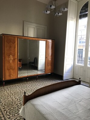 5 bedrooms, desk, soundproofing, iron/ironing board