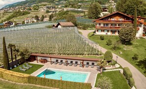 Outdoor pool, a heated pool - Spacious two-room apartment with mountain panorama (Meran)