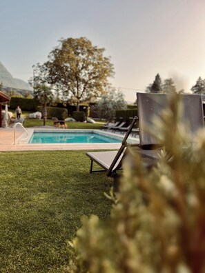 Outdoor pool, a heated pool - Spacious two-room apartment with mountain panorama (Meran)