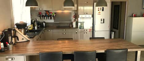 Een koelkast, een microgolfoven, een oven, een kookplaat