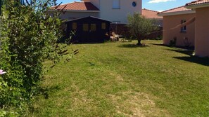 Property grounds - Quiet house and garden for 5 near the volcanoes (Orbeil)