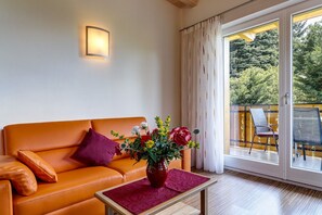 Fernseher, Tischtennisplatte, Bücher