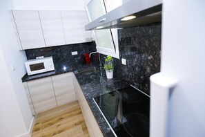 Refrigerador, microondas, cafetera/tetera, tetera/pava eléctrica