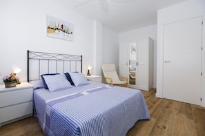 1 habitación, tabla de planchar con plancha, wifi gratis y ropa de cama 