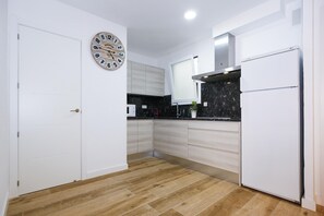 Kühlschrank, Mikrowelle, Herdplatte, Wasserkocher mit Kaffee-/Teezubehör