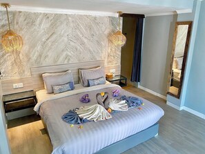 双人房, 1 张大床, 泳池景观 | 笔记本电脑工作区、遮光窗帘、免费 WiFi、床单