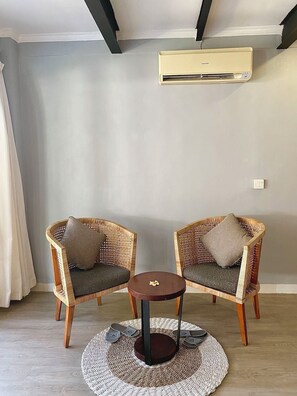 双人房, 1 张大床, 泳池景观 | 笔记本电脑工作区、遮光窗帘、免费 WiFi、床单