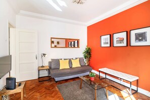 TV - Cozy Downtown Avenue 2D by Central Hill (Lisboa ciudad)