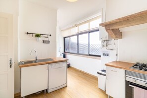 Een koelkast, een microgolfoven, een oven, een vaatwasser