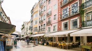 Calle con terraza al aire libre frente a un restaurante llamado "Ristorante Italiano e Portoghese".