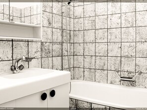 Appartement (StalderA; Cleaning Fee 80 CHF) | Salle de bain | Baignoire, serviettes fournies