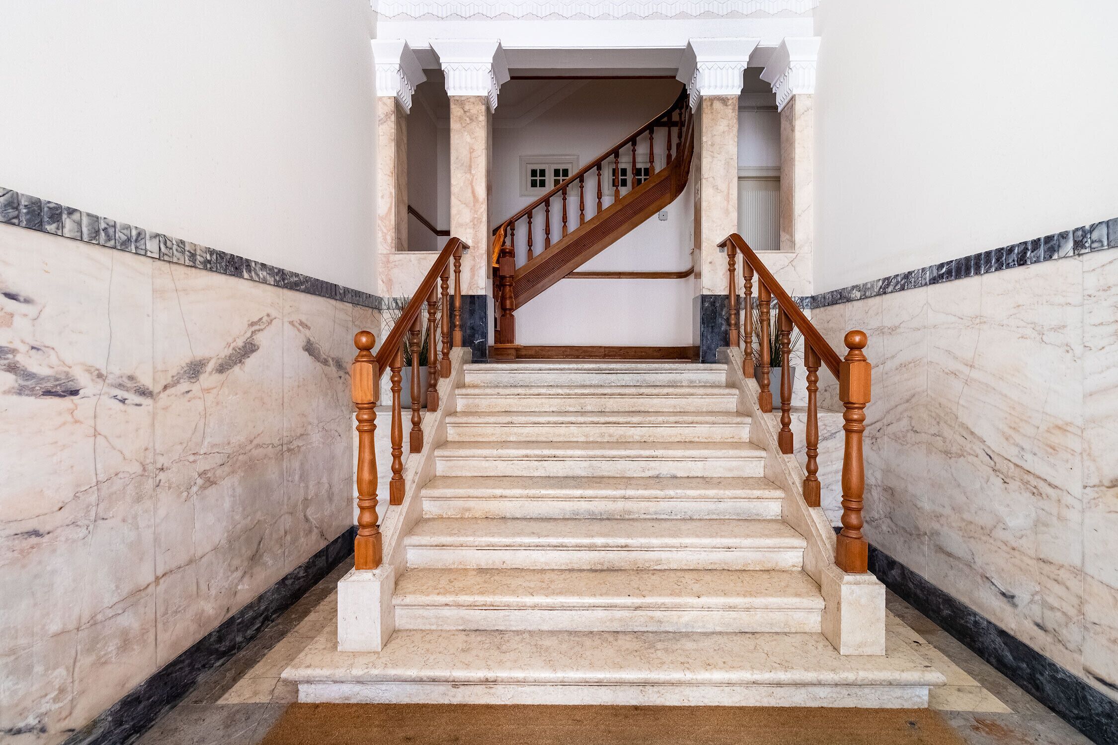 المنشأة من الداخل