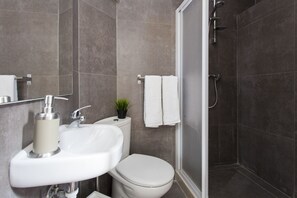 Badewanne, Haartrockner, Handtücher