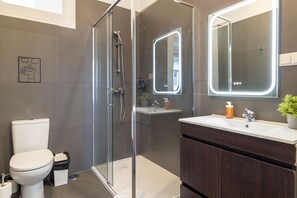 Bathtub, hair dryer, towels - [NEW] Bairro Alto View 3E up to 21guests by Central Hill (Lisboa ciudad)