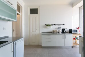 Fridge, microwave, oven, dishwasher - Bairro Alto View 3E up to 21guests by Central Hill (Lisboa ciudad)