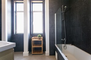 Badewanne, Haartrockner, Handtücher