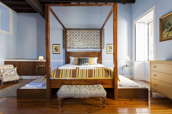 4 bedrooms, iron/ironing board, free WiFi, bed sheets