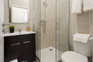 Shower, hair dryer, towels - Central Downtown 1D up to 17guests by Central Hill (Lisboa ciudad)