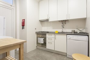 Køleskab, mikrobølgeovn, ovn, kogeplade