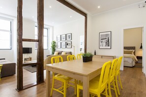 Dining - Central Downtown 2D up to 17guests by Central Hill (Lisboa ciudad)