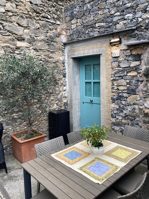 Outdoor dining - Pure relaxation: "Terrazzi" apartment - peace, pleasure & pool between the mountains and the sea (Colletta di Castelbianco)