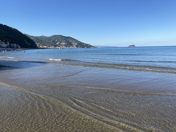 Plage à proximité, chaises longues