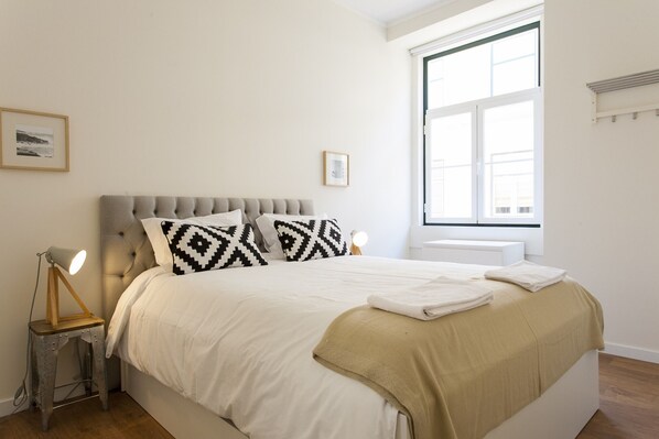 5 bedrooms, iron/ironing board, free WiFi, bed sheets