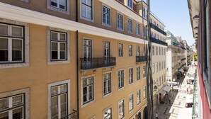 A multi-story building with balconies and a pedestrian street. - Central Downtown 3D up to 17guests by Central Hill (Lisboa ciudad)