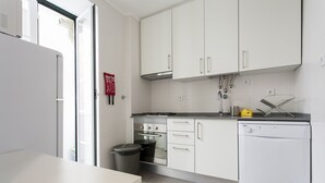 A modern kitchen with white cabinets, a dishwasher, and a stove. - Central Downtown 3D up to 17guests by Central Hill (Lisboa ciudad)
