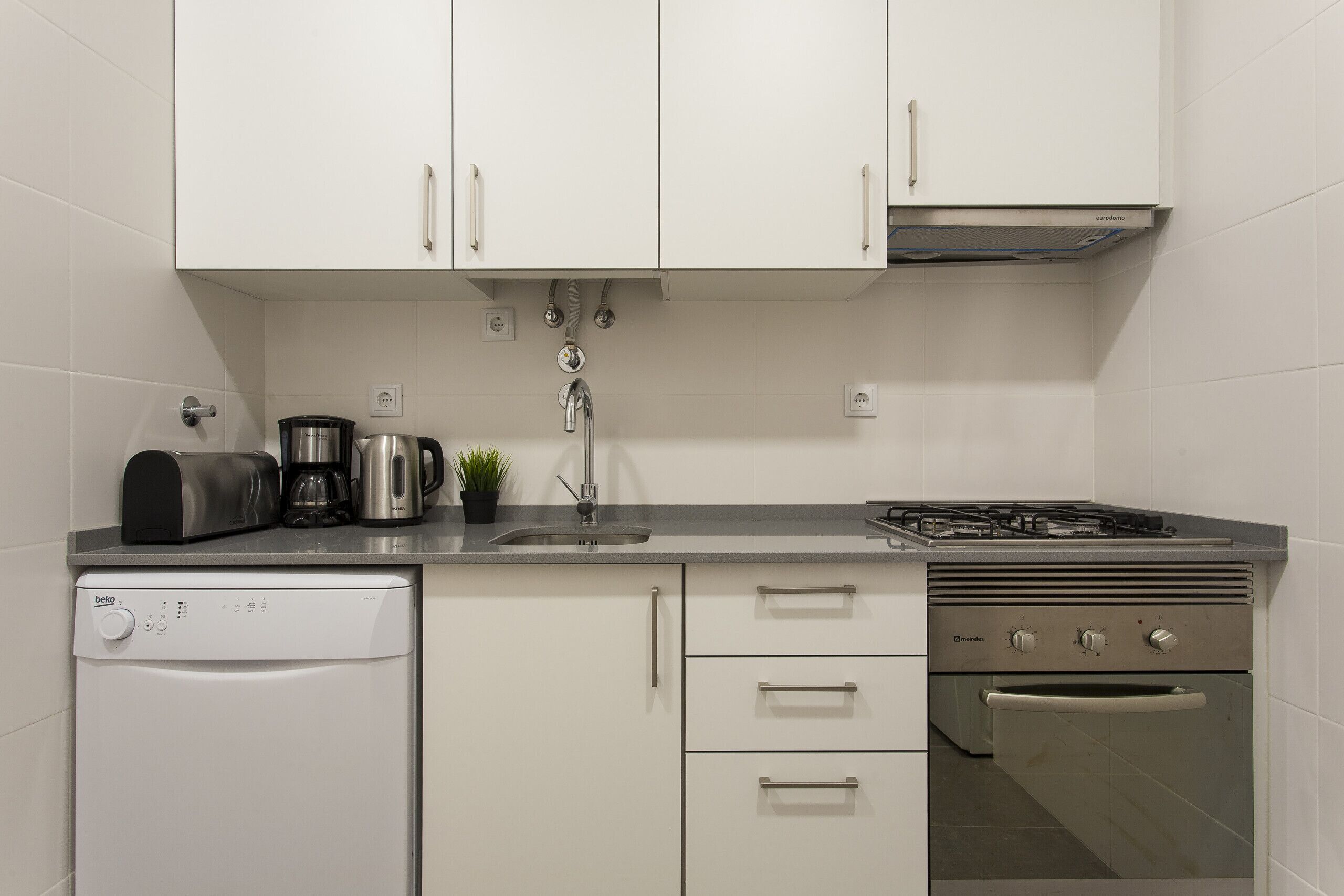 Kühlschrank, Mikrowelle, Ofen, Geschirrspüler