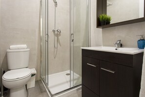 Dusche, Haartrockner, Handtücher