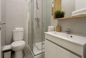Shower, hair dryer, towels - Central Downtown 2E up to 13guests by Central Hill (Lisboa ciudad)