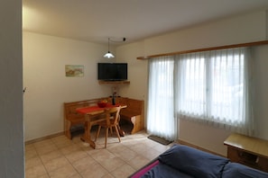 Apartament (Cleaning Fee 80 CHF) | Zona de menjador de l'habitació