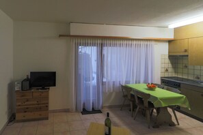 Appartement (Cleaning Fee 80 CHF) | Restauration dans la chambre