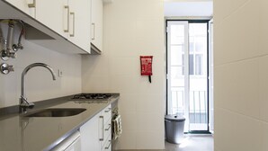 Wasserkocher mit Kaffee-/Teezubehör, Kühlschrank, Mikrowelle, Ofen