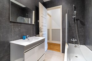 Badewanne, Haartrockner, Handtücher