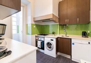 Een koelkast, een magnetron, een oven, een vaatwasser