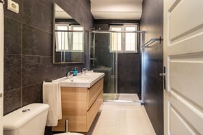 Douche, séchoir à cheveux, serviettes fournies