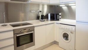 Appartamento (3 Bedrooms) | Cucina privata | Microonde, forno, piano cottura, bollitore elettrico