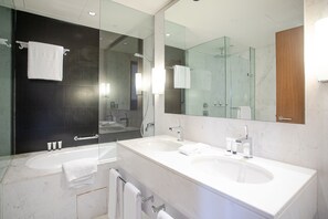 Apartment (3 Bedrooms) | Bathroom | Towels, toilet paper - The Address Dubai Mall - Luxury 3 Bedrooms (Dubai)