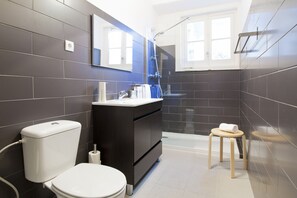 Dusj, hårføner og håndklær