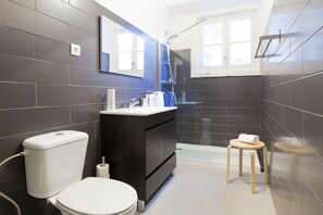 Douche, sèche-cheveux, serviettes fournies