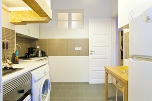 Kjøleskap, mikrobølgeovn, ovn og oppvaskmaskin