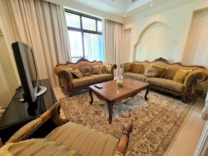 En 42-tommers Flatskjerm-TV med kabel-kanaler samt TV