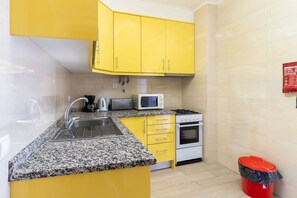 Frigorífico, microondas, horno y lavavajillas