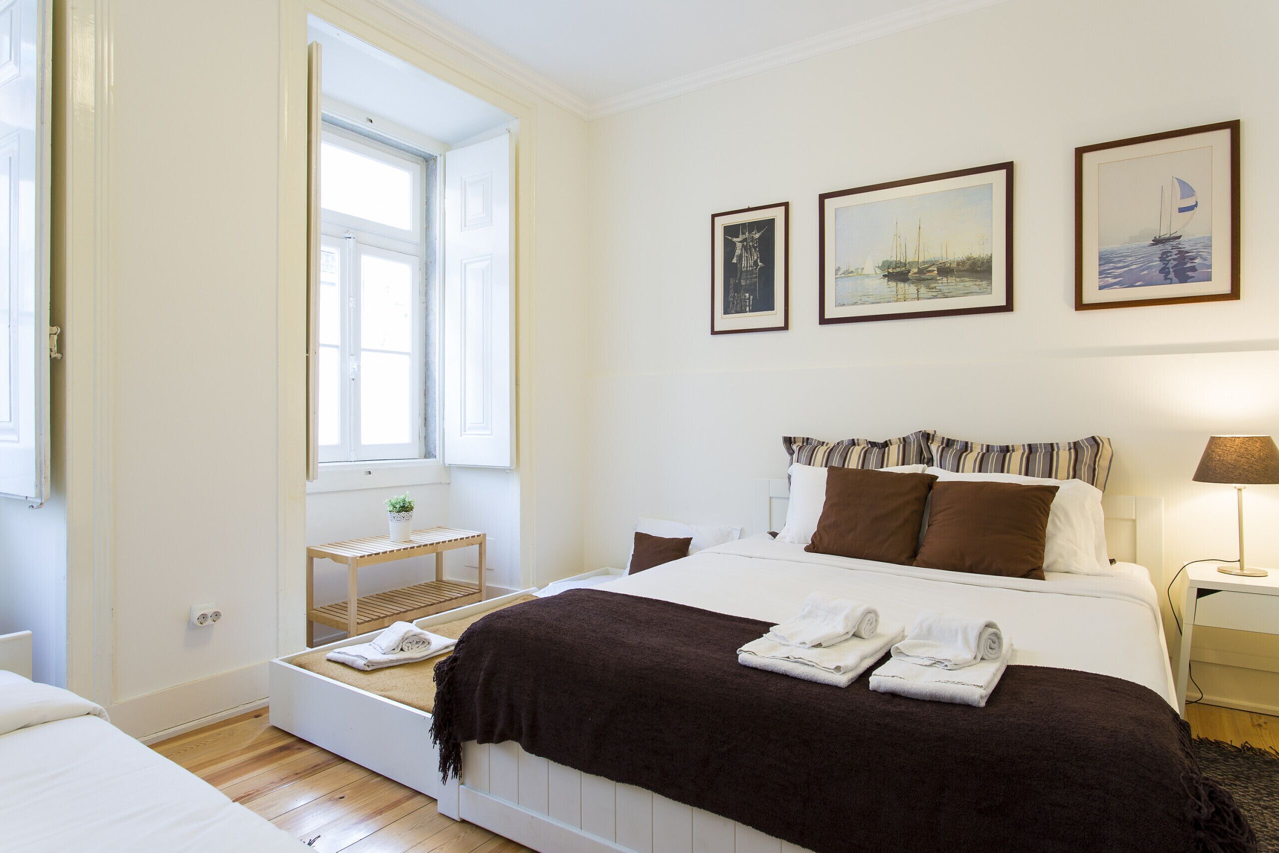 4 室のベッドルーム、アイロン / アイロン台、WiFi (無料)、ベッドシーツ