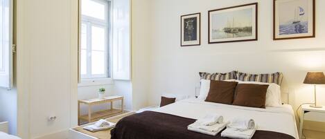 4 عدّة غرف نوم ومكواة/لوح كي وواي فاي مجانًا وملاءات أسرّة