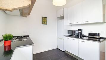 Frigorífico, microondas, horno y lavavajillas