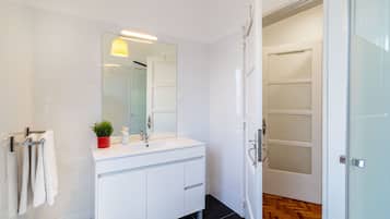 Bathtub, hair dryer, towels